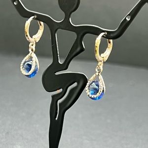 This earrings is fashion jewelry.